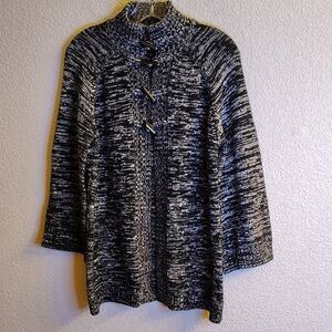 Chic Black and White Turtleneck Sweater B42 X